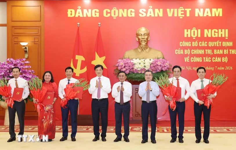 Công bố các quyết định của Bộ Chính trị, Ban Bí thư về công tác cán bộ - Ảnh 1.