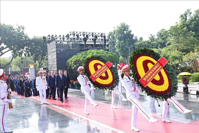 Lãnh đạo Đảng, Nhà nước dâng hương tưởng niệm các Anh hùng liệt sĩ- Ảnh 1.