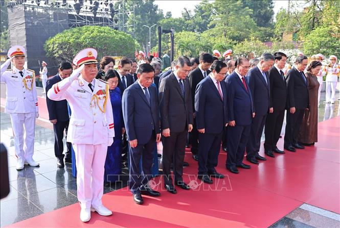 Lãnh đạo Đảng, Nhà nước dâng hương tưởng niệm các Anh hùng liệt sĩ- Ảnh 4.