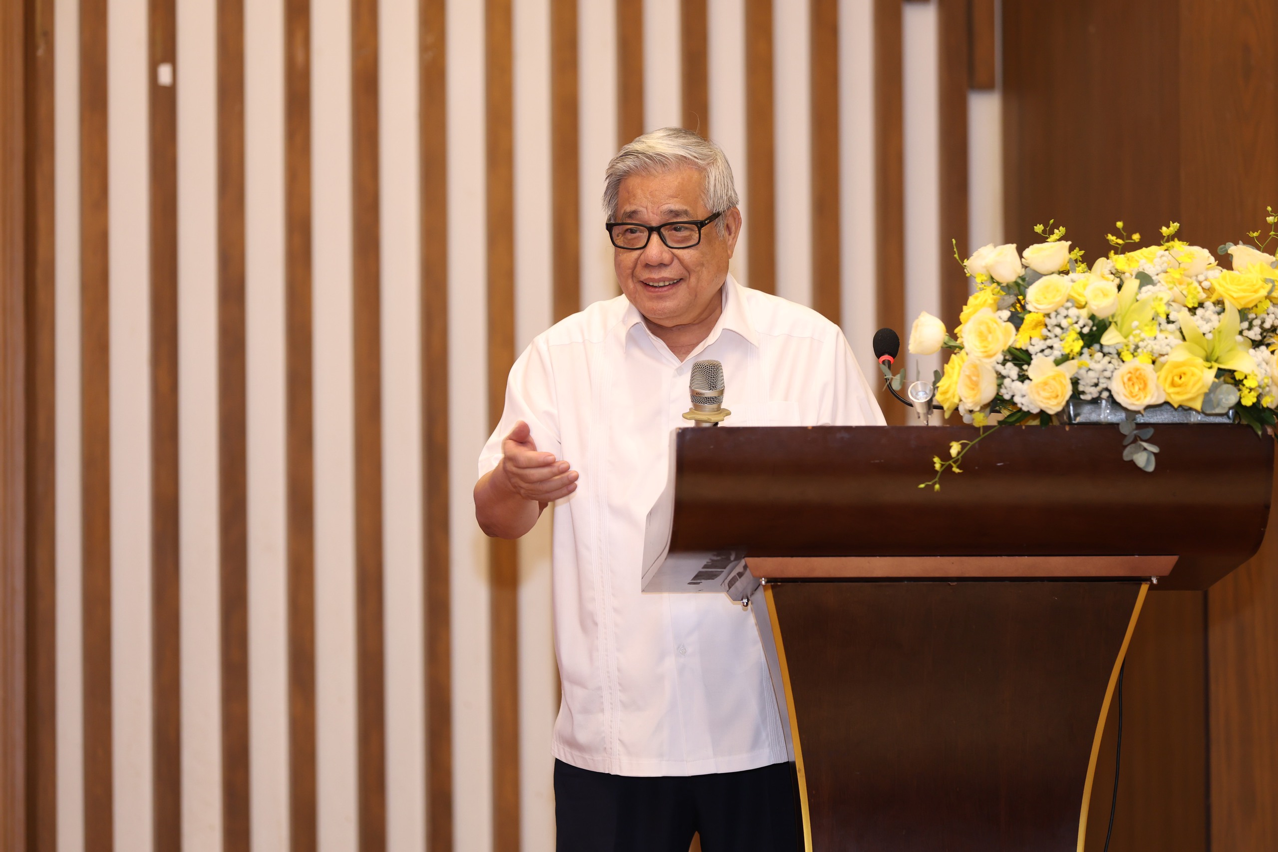 GS.TSKH. NGND. Vũ Minh Giang: Vĩnh Long có thể vươn lên thành cực tăng trưởng nếu biết chuyển hóa các giá trị truyền thống thành nguồn lực phát triển - Ảnh 1.