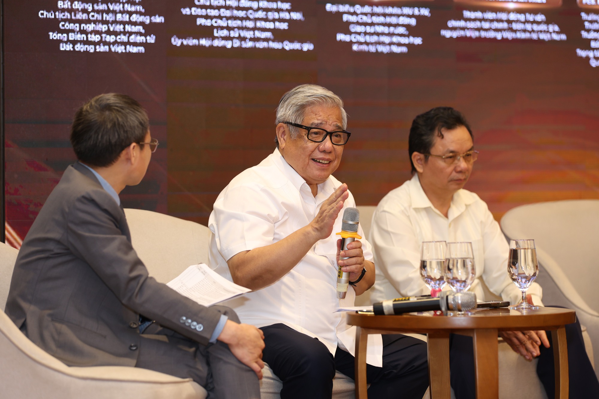 GS.TSKH. NGND. Vũ Minh Giang: Vĩnh Long có thể vươn lên thành cực tăng trưởng nếu biết chuyển hóa các giá trị truyền thống thành nguồn lực phát triển - Ảnh 4.