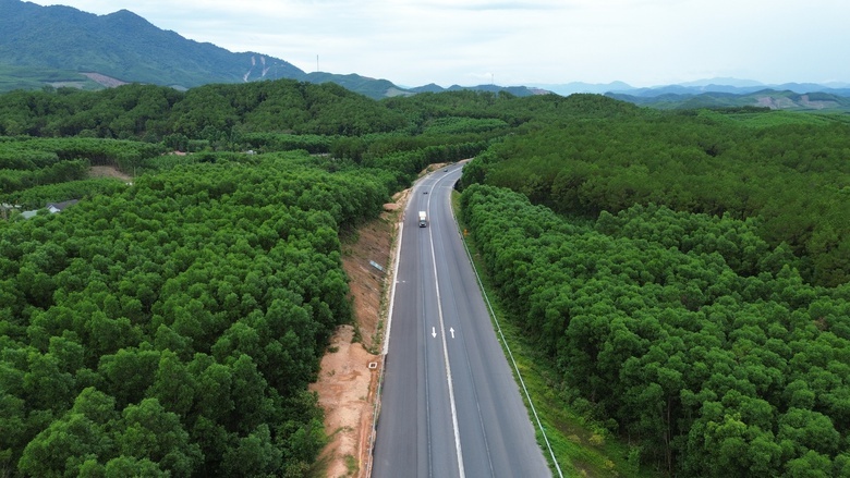 Chỉ 1 tháng nữa, chính thức khai thác cao tốc kết nối 2 thành phố trực thuộc Trung ương của miền Trung- Ảnh 1.