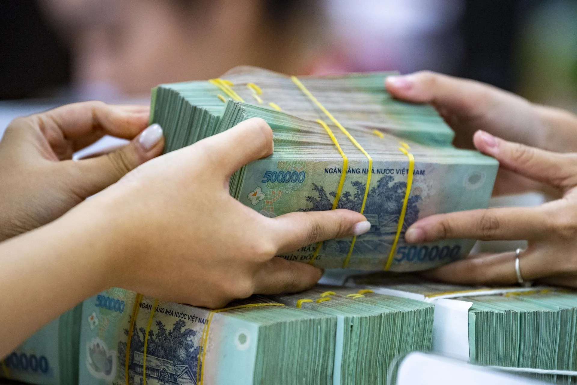 Khơi thông dòng vốn tín dụng bất động sản: Từ hạ nhiệt lãi suất đến bài toán phân bổ trúng đích - Ảnh 1.