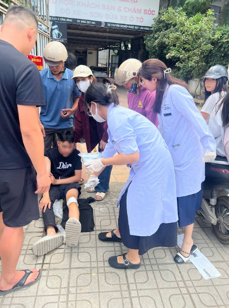 Nhà thuốc Long Châu trở thành “điểm tựa” hỗ trợ sơ cấp cứu cho cộng đồng trong những ngày mưa lớn kéo dài - Ảnh 4.