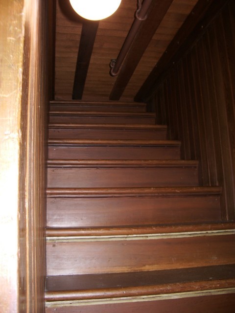 Cầu thang dẫn lên trần nhà