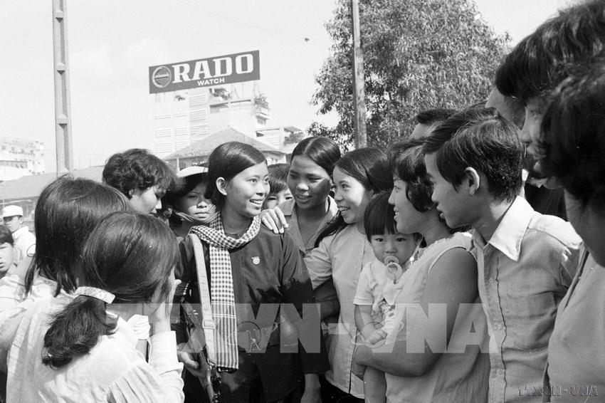Nam, nữ thanh niên Sài Gòn chào đón các chiến sĩ tự vệ vào giải phóng thành phố, ngày 30/4/1975. Ảnh: Văn Bảo - TTXVN