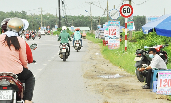 Bảng rao bán đất tràn lan trên quốc lộ 51 đoạn qua huyện Long Thành.