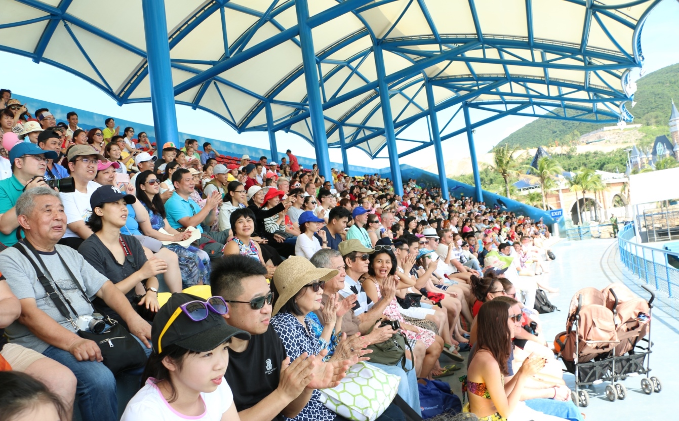 Đông đảo du khách thích thú với không gian giải trí mới tại Vinpearl Land Nha Trang