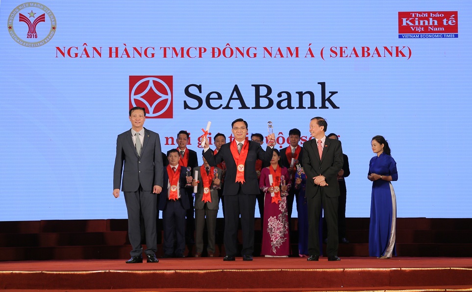 Cùng với 100 doanh nghiệp khác, SeABank được trao giải thưởng “Thương hiệu mạnh Việt Nam”