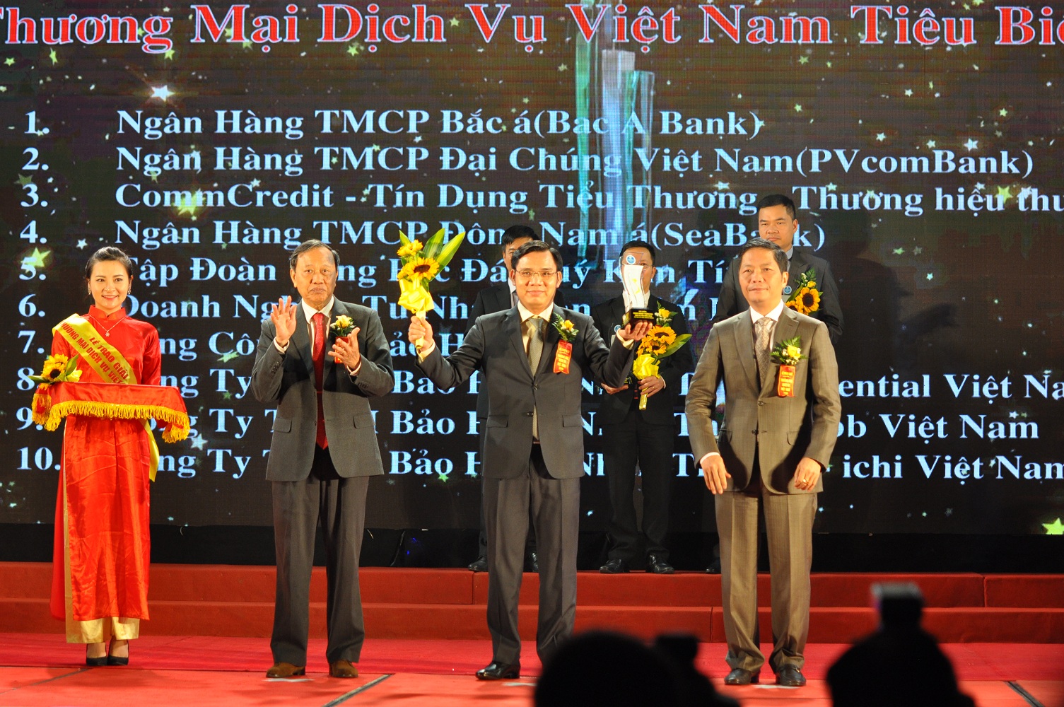 Đại diện SeABank nhận giải thưởng “Thương mại dịch vụ Việt Nam