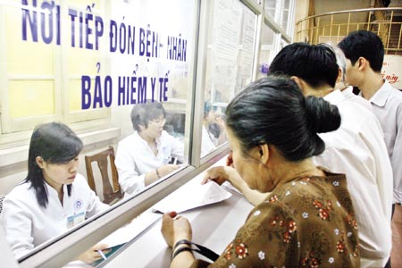 Năm 2017 sẽ điều chỉnh giá dịch vụ y tế với người chưa có thẻ bảo hiểm y tế.