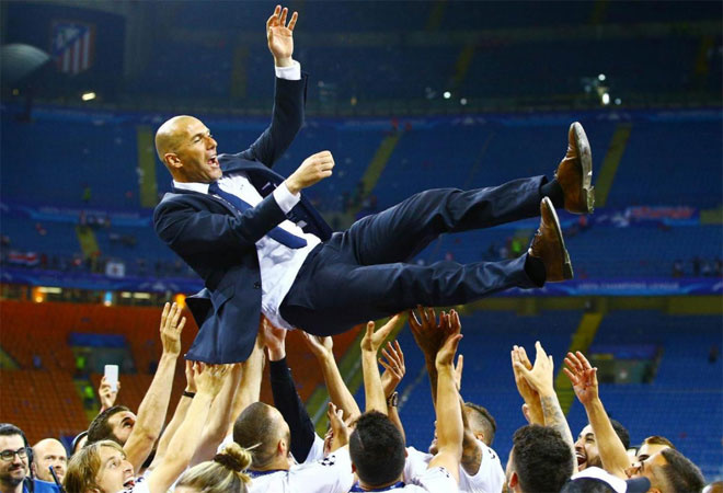 Các cầu thủ Real Madrid tung hô HLV Zinedine Zidane sau chiến thắng trong trận chung kết Champions League. Nhà cầm quân trẻ này tỏ ra rất