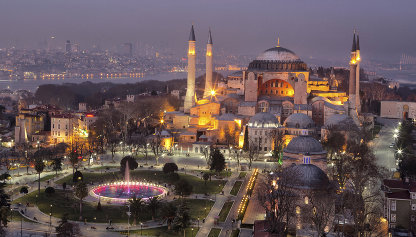 Là thành phố lớn nhất, đồng thời là trung tâm kinh tế, văn hóa và lịch sử của Thổ Nhĩ Kỳ. Hàng năm, thành phố này thu hút hàng triệu khách du lịch.