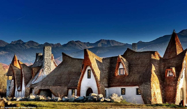 “Lâu đài đất sét” nằm ở trung tâm dãy núi Fagaras ở Romania, khu vực được coi là Thung lũng thần tiên.