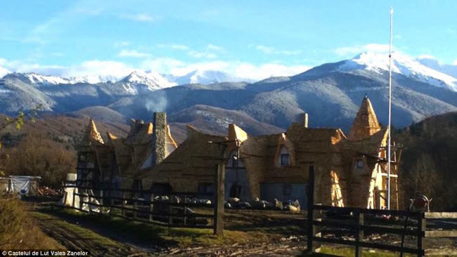 Lâu đài chỉ nằm cách thành phố Sibiu 38km.