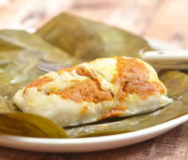 Tamales (Philippines) Món bánh Tamales này làm từ bột gạo, gà xé nhỏ và trứng vịt muối, tất cả được gói trong lá chuối và hấp chín. Thưởng thức món bánh hấp dẫn này với một ly sữa và vài miếng xoài chín thì thật tuyệt vời.