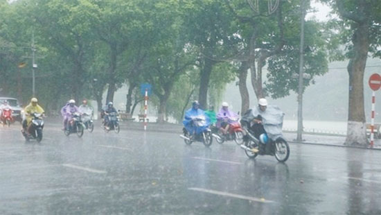Những điều cần lưu ý khi đi ngoài đường lúc trời mưa giông