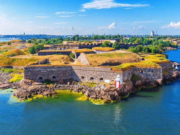 Xây dựng vào năm 1748, pháo đài biển Suomenlinna là một phần của Helsinki. Ban đầu pháo đài được xây dựng để bảo vệ Vương quốc Thụy Điển, sau đó nó trở thành tài sản của Phần Lan.