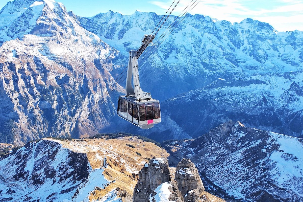 Đi cáp treo lên khu nghỉ dưỡng trượt tuyết Lauterbrunnen, Thụy Sĩ.