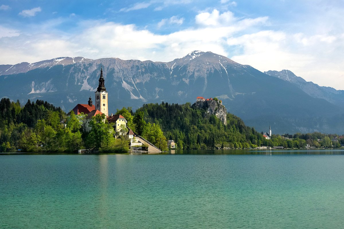 Chèo thuyền và ngắm cảnh thanh bình trên hồ Bled, Slovenia.