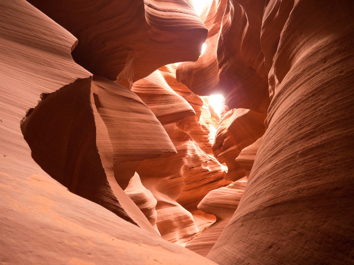 Thám hiểm giữa phong cảnh như trên hành tinh khác tại hẻm núi Antelope thuộc bang Utah, Mỹ.