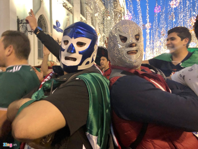 Hai cổ động viên người Mexico cùng mặt nạ đô vật lucha libre truyền thống. Ảnh: Ngân Giang.