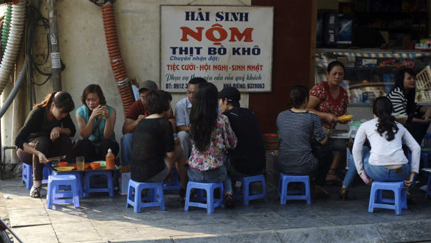 Du khách Tây gợi ý 7 điều thú vị ở Hà Nội về đêm - ảnh 1
