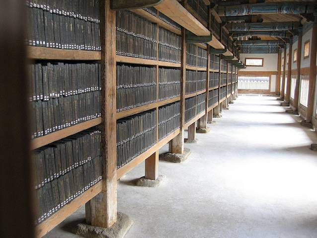 Thư viện này lại mang đậm phong cách phương Đông và sở hữu những bộ kinh Phật đồ sộ
