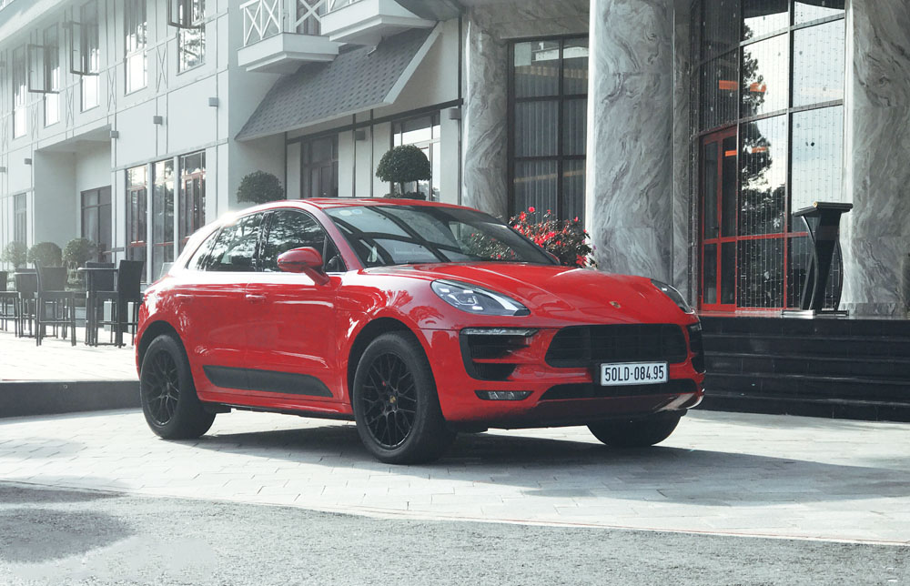 Porsche Macan mang đậm phong cách sang trọng, đẳng cấp cho người sử dụng, vừa mang lại trải nghiệm lái thú vị vừa đáp ứng trọn vẹn những gì cần có ở một chiếc xe địa hình như bứt phá tốc độ ngoạn mục trên xa lộ.