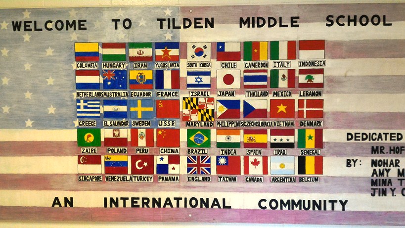 Tilden Middle School là một trường đa văn hóa với học sinh đến từ nhiều quốc gia. Trong ảnh là quốc kỳ của những quốc gia có học sinh đang theo học ở ngôi trường thuộc bang Maryland này.
