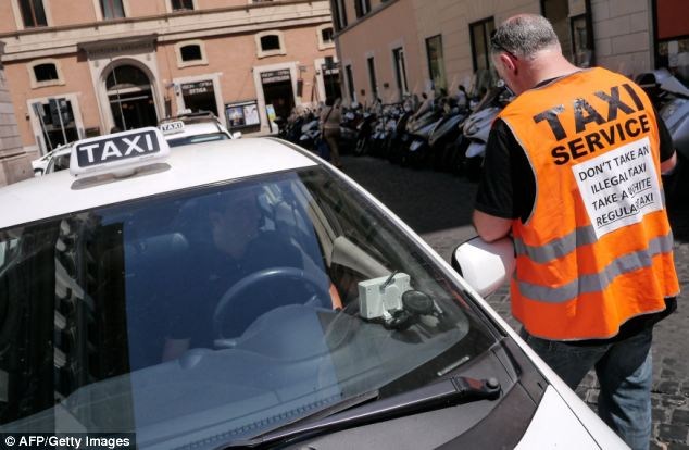 Một tài xế taxi ở Italia mặc áo có dòng chữ: 