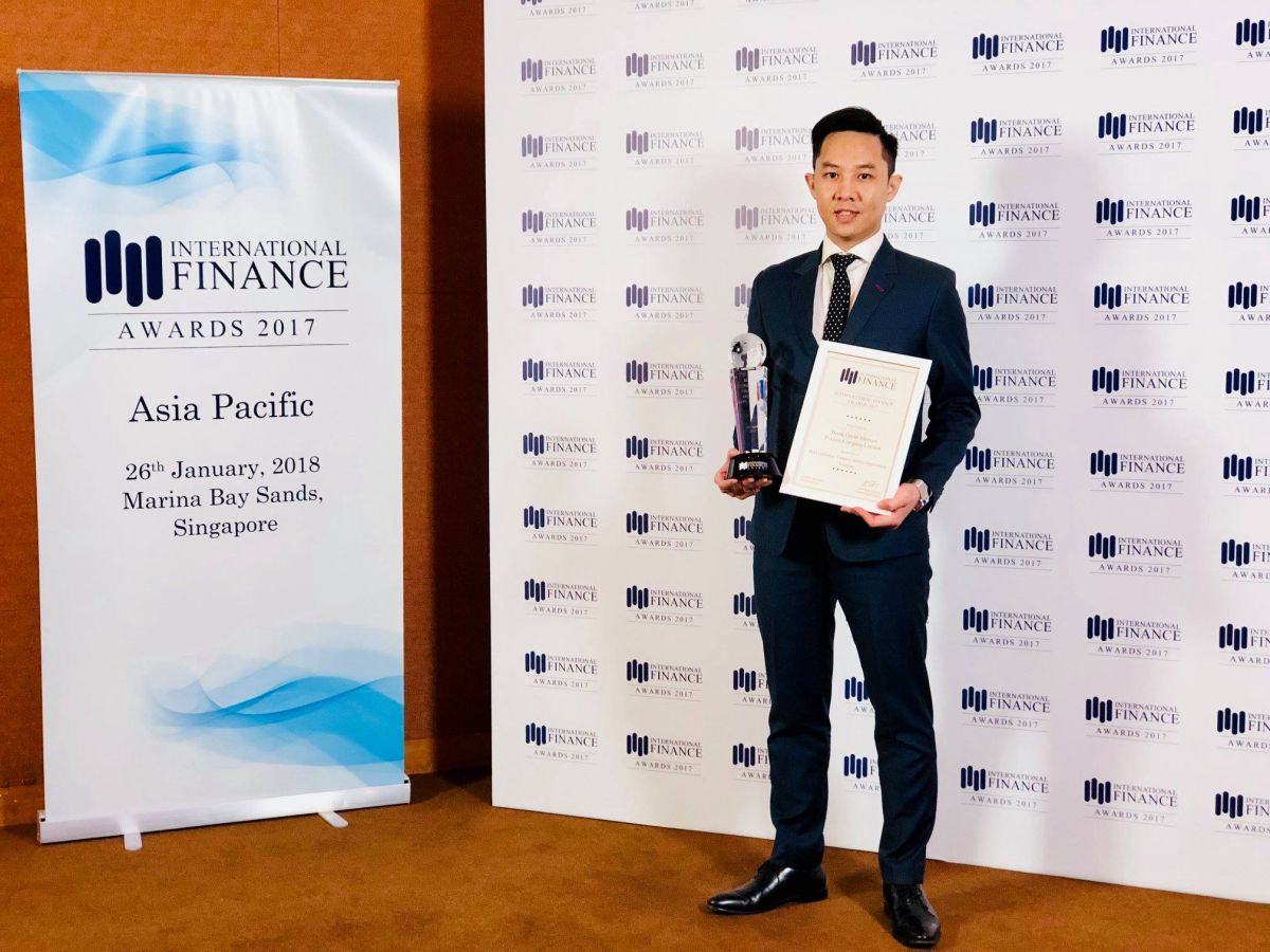 Ông Trịnh Xuân Thảo - đại diện Home Credit Việt Nam nhận giải thưởng tại Singapore.