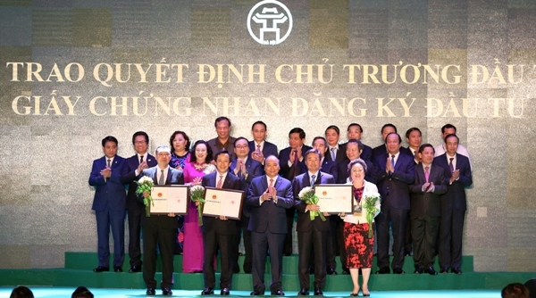 Thủ tướng Chính phủ Nguyễn Xuân Phúc trao quyết định chủ trương đầu tư, giấy chứng nhận đầu tư cho 3 dự án lớn trên địa bàn TP Hà Nội