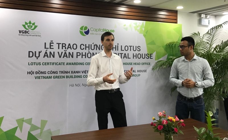 Ông Xavier Leulliette - Giám đốc Ban Đề tài chứng nhận Hội đồng Công trình Xanh Việt Nam (áo trắng) đưa ra những lý do giúp dự án văn phòng Xanh được trao chứng chỉ LOTUS