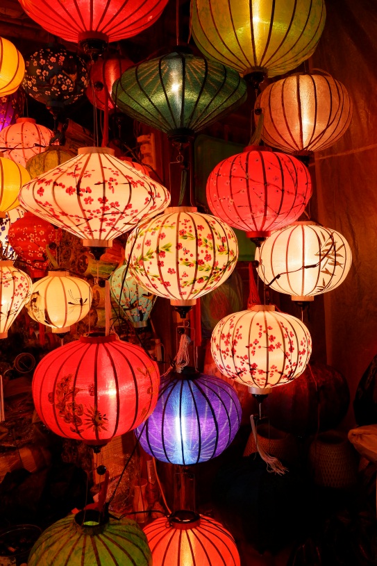 Không giống với Hà Nội hay thành phố Hồ Chí Minh – nơi có rất nhiều loại đèn lồng khác nhau như đèn ông sao, đèn lồng giấy, đèn lồng đỏ kiểu Trung Quốc, đèn Trung Thu đồ chơi... lung linh và thích mắt. Ở Hội An chỉ có một loại đèn lồng duy nhất đó là loại đèn lồng được bọc bằng vải chứ không phải bằng giấy.