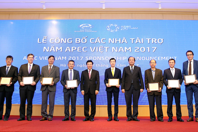 Phó Thủ tướng Phạm Bình Minh và Bộ trưởng, Chủ nhiệm Văn phòng Chính phủ Mai Tiến Dũng trao kỷ niệm chương ghi danh và quà lưu niệm cho 8 nhà tài trợ đặc biệt. Ảnh: VGP/Hải Minh