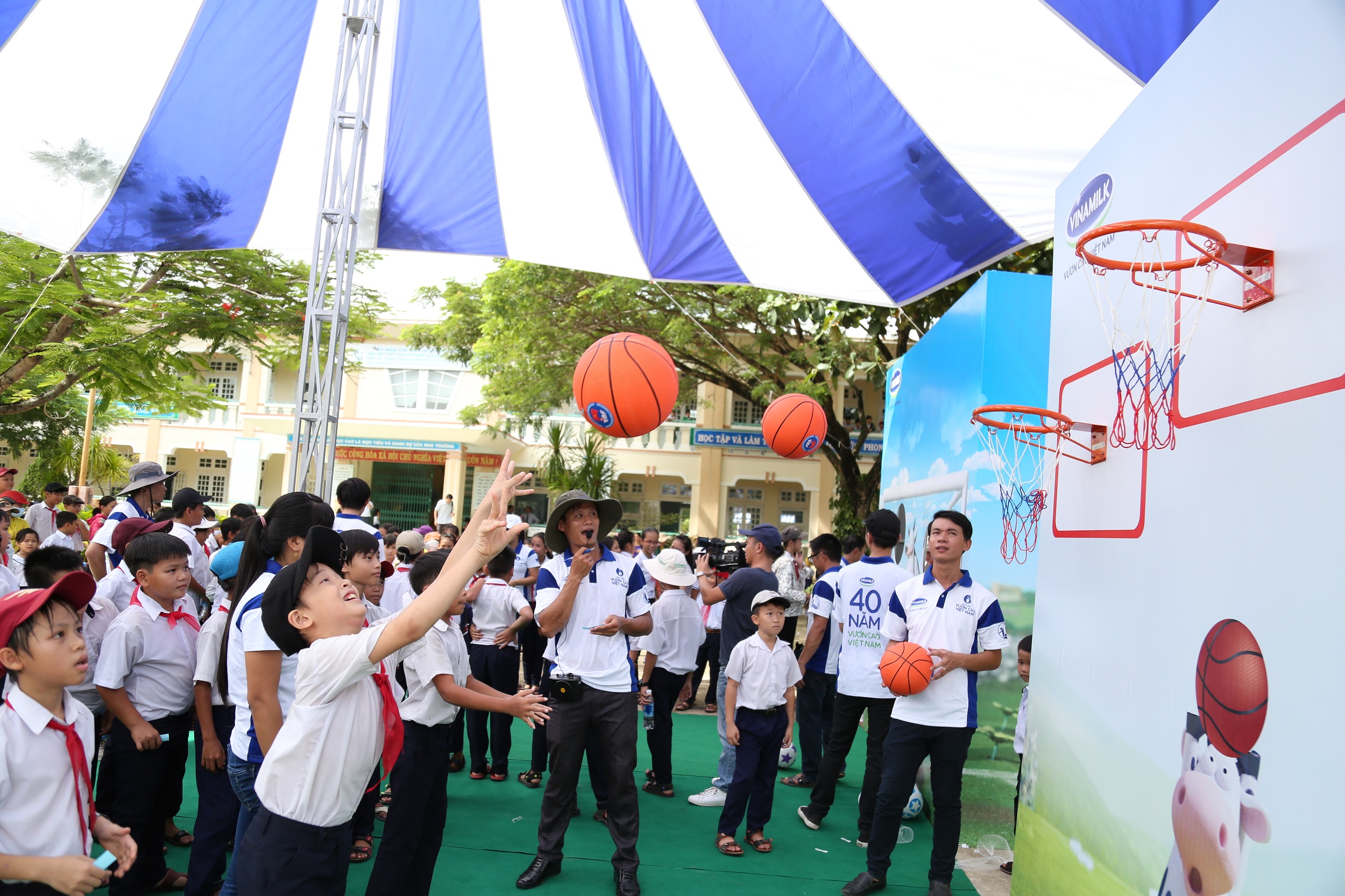 Các em học sinh vô cùng hào hứng với trò chơi ngoài trời thú vị cùng phần diễn hài và ảo thuật của chú hề vui tính.