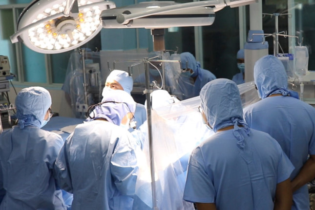 Các bác sĩ bệnh viện quận Thủ Đức, TP HCM thực hiện ca mổ