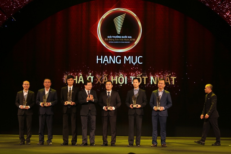 Phó thủ tướng Trịnh Đình Dũng trao giải thưởng hạng mục Nhà ở xã hội tốt nhất cho dự án EcoHome 1, EcoHome 2