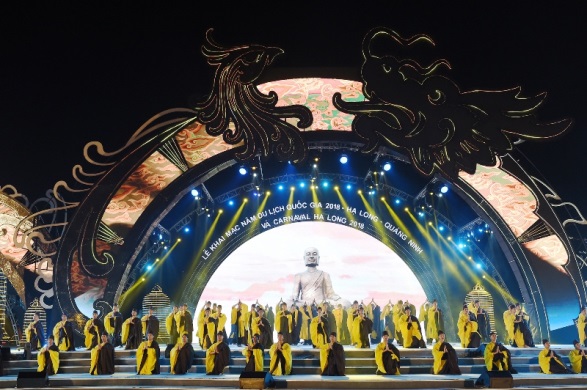 Hơn 2.000 diễn viên múa, ca sĩ chuyên nghiệp, người mẫu Việt Nam và các đoàn nghệ sỹ quốc tế đã tham gia chương trình.