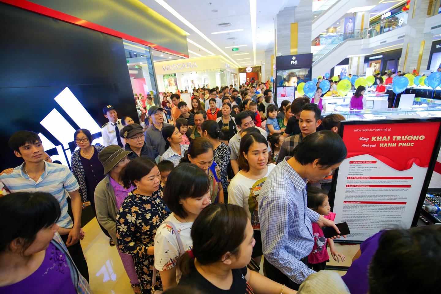 Sự kiện khai trương Vincom tại Thanh Hóa, Lâm Đồng và Long An thu hút hàng nghìn khách hàng đến mua sắm vui chơi