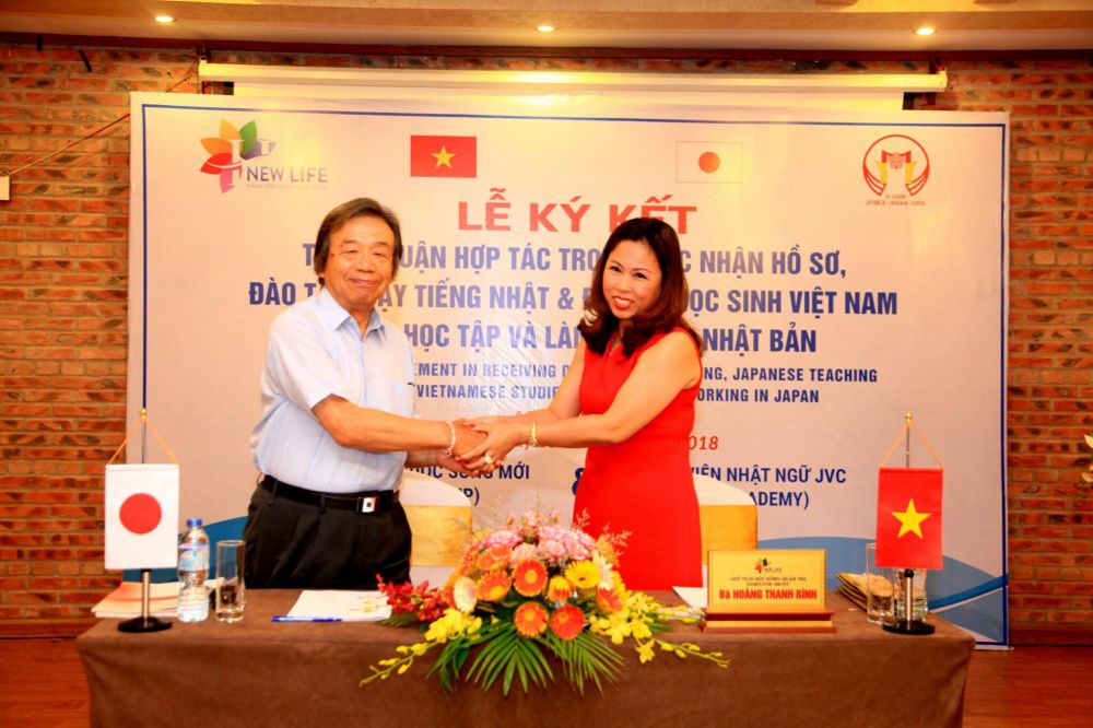 Bà Hoàng thanh Bình - Chủ tịch HĐQT của Hamilton Group và ông Imagaki, Chủ tịch Học viện Nhật ngữ JVC (JVC ACADEMY) trong buổi ký kết