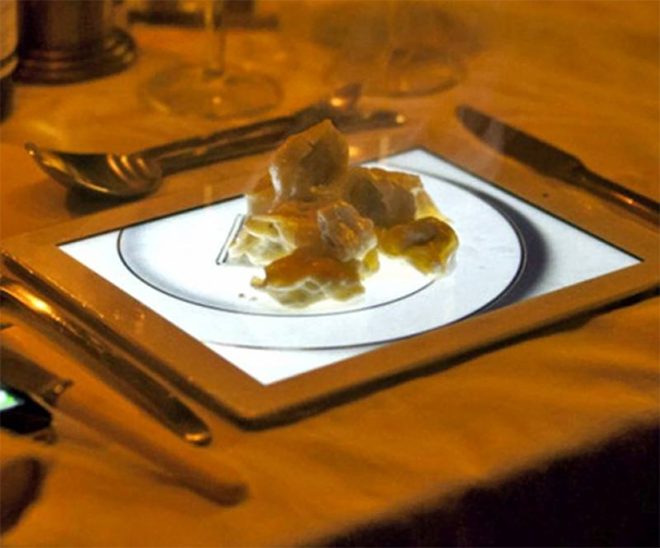 Món khoai tây được bày trên một chiếc iPad.