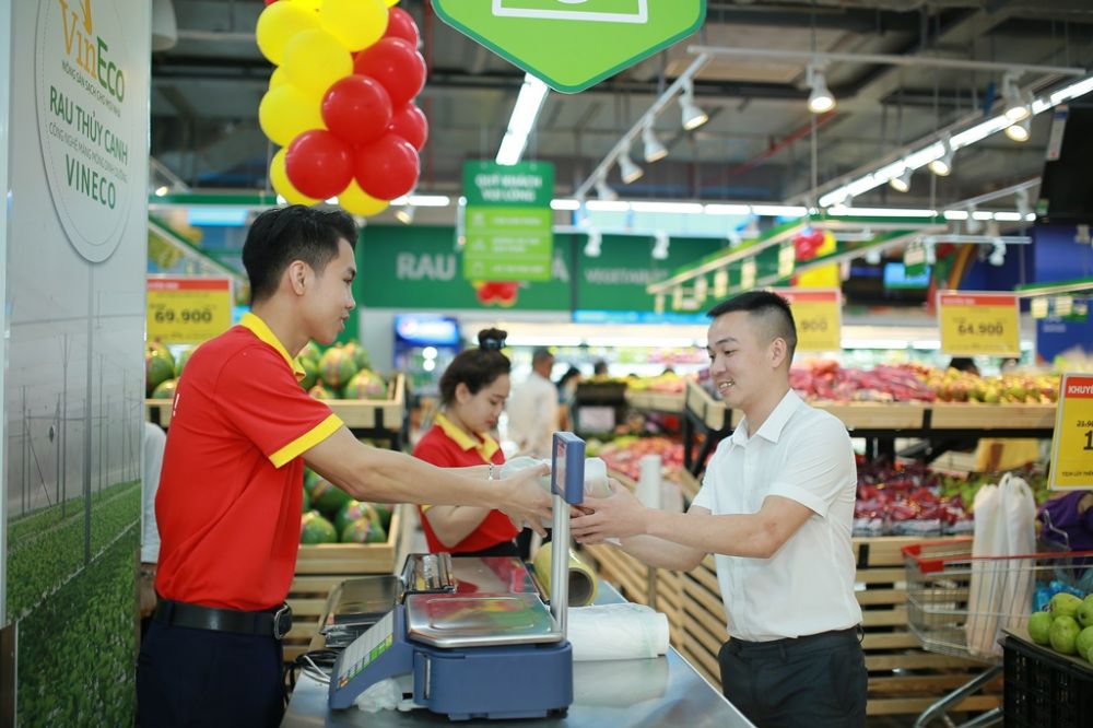  Nhân viên VinMart Quảng Bình tiến hành thanh toán và trả hàng cho khách.