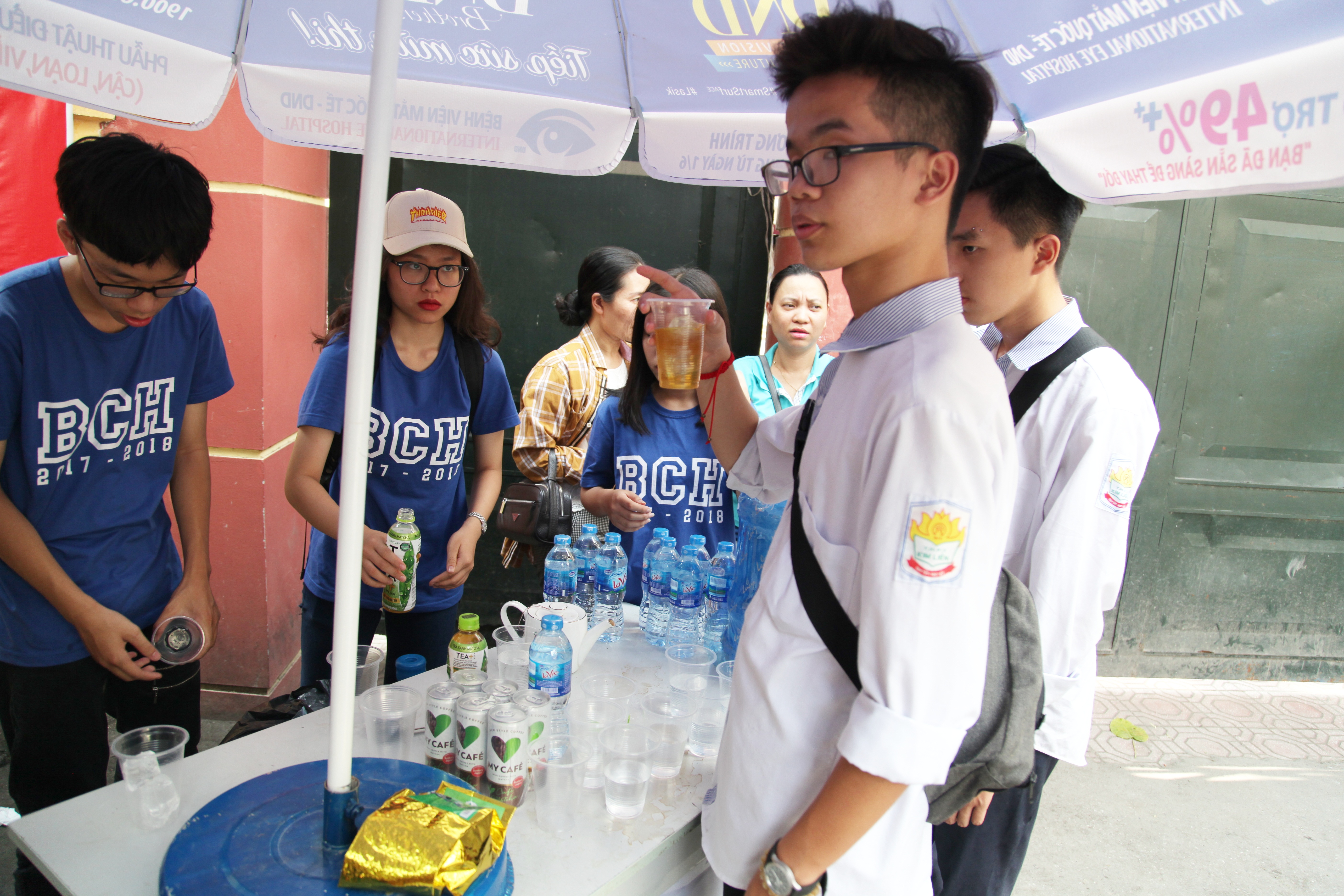 Tại nhiều điểm thi, Ban chấp hành Đoàn Thanh Niên đã hỗ trợ nước uống, khăn giấy và quạt mát miễn phí cho cả phụ huynh và học sinh.