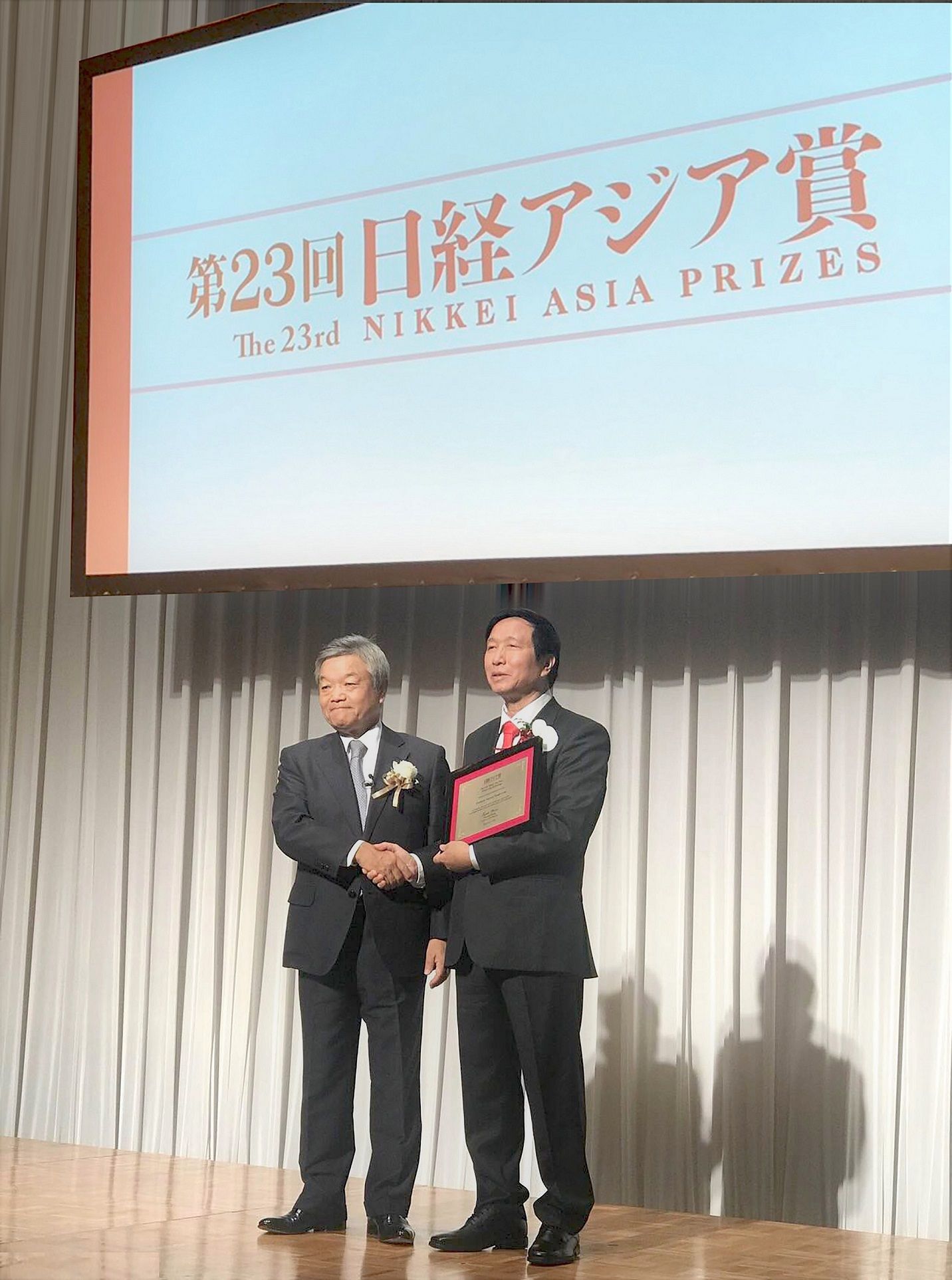 Ông Naotoshi Okada, Chủ tịch và Tổng Giám đốc Tập đoàn Nikkei trao giải thưởng Nikkei Châu Á 2018 cho GS Nguyễn Thanh Liêm vào sáng 13/6 tại Tokyo (Nhật Bản)