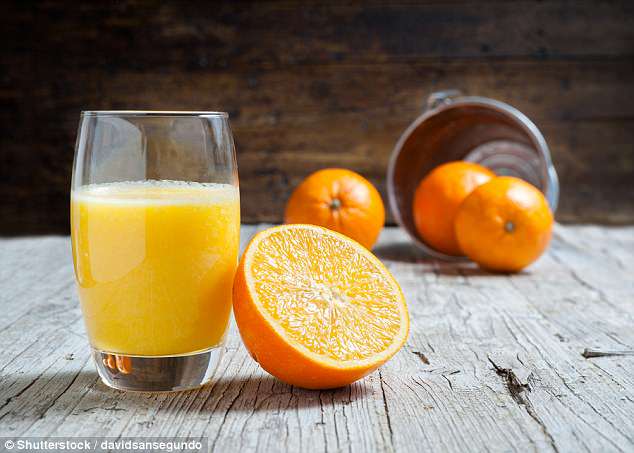 Nên uống nước cam lạnh để tận dụng hết dưỡng chất.