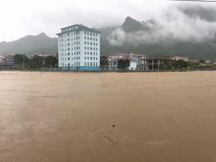 Tòa nhà Thuế dưới cầu YB2 của thành phố Hà Giang đã ngập sâu.