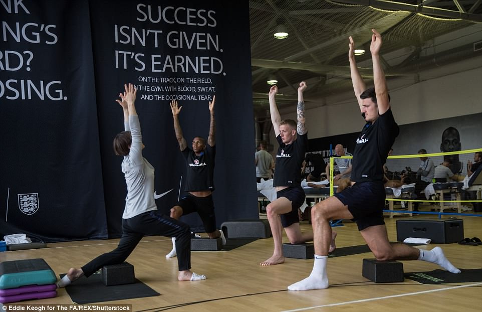 Ashley Young, Jordan Pickford và Harry Maguire tỏ ra bình tĩnh và thoải mái trong buổi tập yoga của họ, khi họ biểu diễn 'tư thế chiến binh'. 