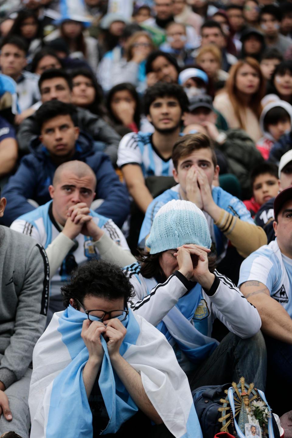 Màn thua 3-4 đã khiến những CĐV hâm mộ và cả đất nước Argentina không giấu nổi nỗi buồn.
